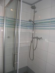 コウォブジェクにあるApartament Zielony Kolobrzegのバスルーム(ガラスドア付きのシャワー付)