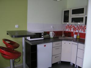 Apartament Zielony Kolobrzegにあるキッチンまたは簡易キッチン