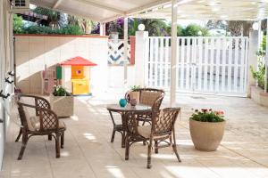 un patio con tavolo, sedie e casetta per i giochi di Love mer- Granelli a Granelli