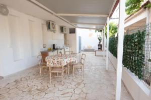 una cucina e una sala da pranzo con tavolo e sedie di Love mer- Granelli a Granelli Altre 32 foto