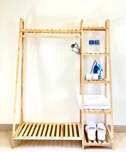 un lit superposé avec une échelle et une étagère dans l'établissement DI HOME I HOMESTAY PHAN THlẾT, à Ấp Bình Hưng