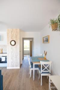 Un comedor y una cocina con mesa y sillas. en Entre Loire et Vignes, en Saint-Julien-de-Concelles