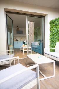 una sala de estar con un sofá y una mesa en Entre Loire et Vignes, en Saint-Julien-de-Concelles