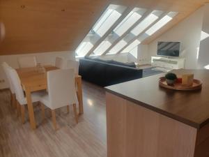 Una cocina y una sala de estar con una mesa y un sofá. en Zur Kleinen Oertze, en Munster im Heidekreis 10 fotos más