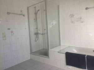Un baño con ducha, bañera y lavabo. en Zur Kleinen Oertze, en Munster im Heidekreis