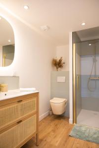 un baño con inodoro y lavabo en Entre Loire et Vignes, en Saint-Julien-de-Concelles