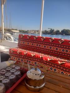 Výhled na řeku, která protéká v blízkosti ubytování na lodi