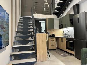 een trap in een keuken naast een keuken bij TrikalaBnB - Prime Loft 2 in Tríkala +14 foto's