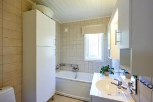 Bilik mandi di Fjord House +19 gambar