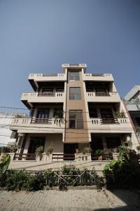Un edificio alto con balcones a los lados. en The Laxmi Royale Villa, en Jaipur