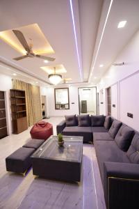 Una sala de estar con un sofá y una mesa de café. en The Laxmi Royale Villa, en Jaipur