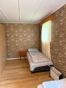 a small room with two beds and a window at Landlig hus på kysten in Tustna