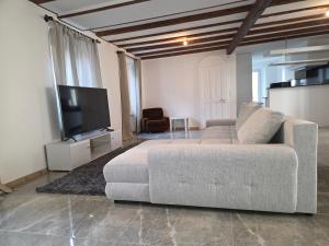 a living room with a couch and a flat screen tv at appartement confortable en centre ville in Montreux