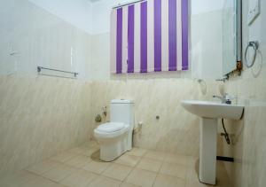 希克杜沃The Quiet House - Hikkaduwa的带马桶和水槽的浴室 更多17张照片