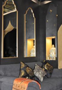 - un salon avec un canapé gris et des miroirs dans l'établissement SAHARA chic, à Reggio de Calabre