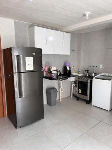 una cocina con refrigerador de acero inoxidable y encimera en Apartamento 303, en João Pessoa 7 fotos más