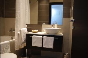 y baño con lavabo, aseo y espejo. en Apartments Santis10, en Baška