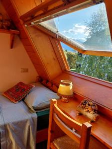 a small bedroom with a bed and a window at Casa Claudia in Carano
