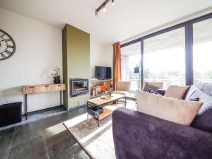 een woonkamer met een bank en een open haard bij Castelgolf in Vesin