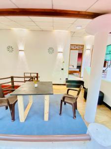 Un comedor con mesa y sillas de madera. en Rest and Recharge homestay airport transit katunayaka, en Minuwangoda