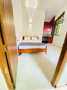 un dormitorio con una cama en una habitación en Rest and Recharge homestay airport transit katunayaka, en Minuwangoda