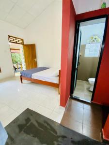 Un dormitorio con una cama y un baño con inodoro. en Rest and Recharge homestay airport transit katunayaka, en Minuwangoda 3 fotos más