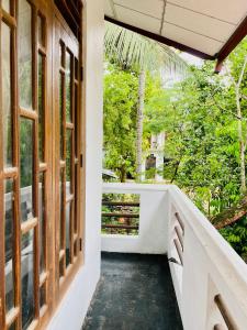 una vista desde el balcón de una casa en Rest and Recharge homestay airport transit katunayaka, en Minuwangoda