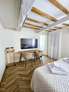 レッジョ・エミリアにあるDowntown suite in Reggio Emilia relax e lavoroのベッドルーム1室(ベッド1台、デスク、椅子付)