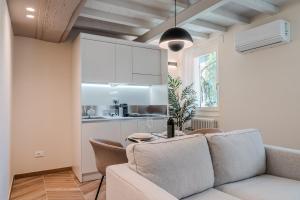 レッジョ・エミリアにあるDowntown suite in Reggio Emilia relax e lavoroのソファとテーブルのあるリビングルーム