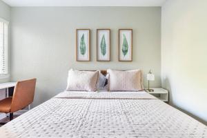 Postel nebo postele na pokoji v ubytování Fall Rate Special! Auburn Stay & Play + 26 fotografií