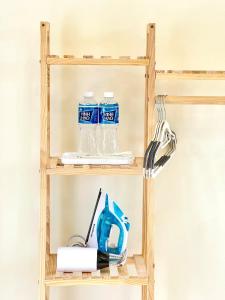 une étagère en bois avec deux bouteilles de soda dans l'établissement DI HOME I HOMESTAY PHAN THlẾT, à Ấp Bình Hưng