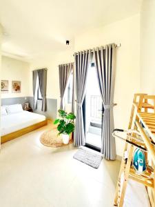 une chambre avec un lit et une fenêtre dans l'établissement DI HOME I HOMESTAY PHAN THlẾT, à Ấp Bình Hưng 40 autres photos