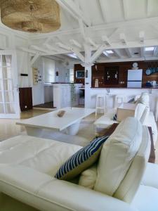 Posezení v ubytování Chaleureuse villa vue mer et campagne
