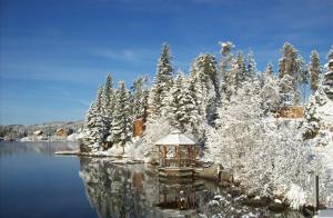 Gallery image of Cozy Holiday Getaway Home, Amazing Views, Hot Tub, Close to Town! in Grand Lake