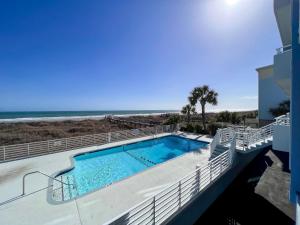 une piscine avec vue sur la plage dans l'établissement Atlantic Dunes - 101, à Myrtle Beach