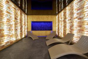 Posezení v ubytování Złoty Horyzont Superior Główny Budynek z basenem, siłownią, grotą solną, bawialnią i restauracją Horyzont Smaków