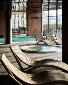 Bazén v ubytování Złoty Horyzont Superior Główny Budynek z basenem, siłownią, grotą solną, bawialnią i restauracją Horyzont Smaków nebo v jeho okolí