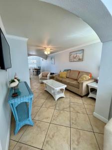 Χώρος καθιστικού στο Barefoot Beach Resort in Indian Shores Minutes from Clearwater Beach