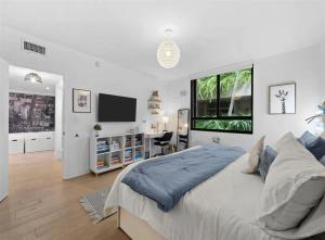 ein Schlafzimmer mit großem Bett und Flachbildfernseher in der Unterkunft Key Biscayne Elegance Modern 3 Bedroom Condo in Miami + 11 Fotos