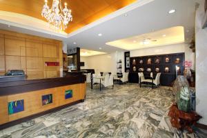 a lobby with a bar and a dining room at 陶陶居商旅 Tautauchu Hotel in Hualien City