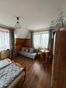 Giường trong phòng chung tại Apartamenty Folk Dream Harenda Zakopane