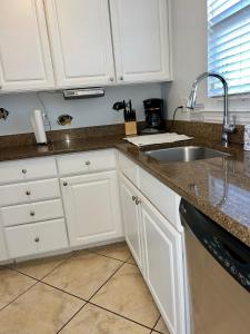 Η κουζίνα ή μικρή κουζίνα στο Barefoot Beach Resort in Indian Shores Minutes from Clearwater Beach