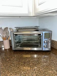 Η κουζίνα ή μικρή κουζίνα στο Barefoot Beach Resort in Indian Shores Minutes from Clearwater Beach