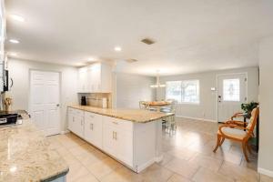 Η κουζίνα ή μικρή κουζίνα στο Your Sunny Sarasota Retreat 2