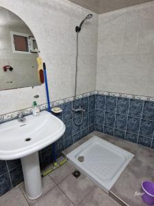 um banheiro com pia e chuveiro em Benaliem house em Tânger