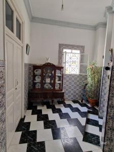 um corredor com piso xadrez preto e branco em Benaliem house em Tânger