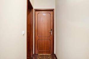 una puerta de madera en medio de un pasillo en Ribeira Brava Studios - H, en Ribeira Brava 2 fotos más