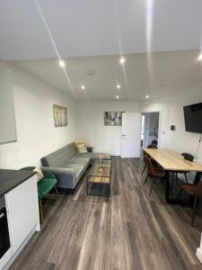 Μια τηλεόραση ή/και κέντρο ψυχαγωγίας στο Comfortable & Deluxe 2 Bedroom Flat in Hendon