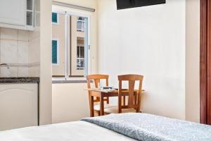 cocina con mesa y 2 sillas en una habitación en Ribeira Brava Studios - H, en Ribeira Brava