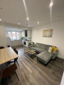 Χώρος καθιστικού στο Comfortable & Deluxe 2 Bedroom Flat in Hendon +18 φωτογραφίες